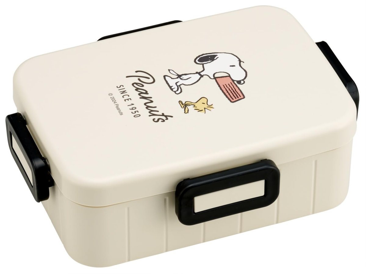 画像1: スケーター（Ｓｋａｔｅｒ） 大人用 弁当箱 ４点ロック ランチボックス １段 ６５０ｍｌ 食洗機対応 レンジ対応 日本製 スヌーピー バッジ ＹＺＦＬ７?Ａ (1)